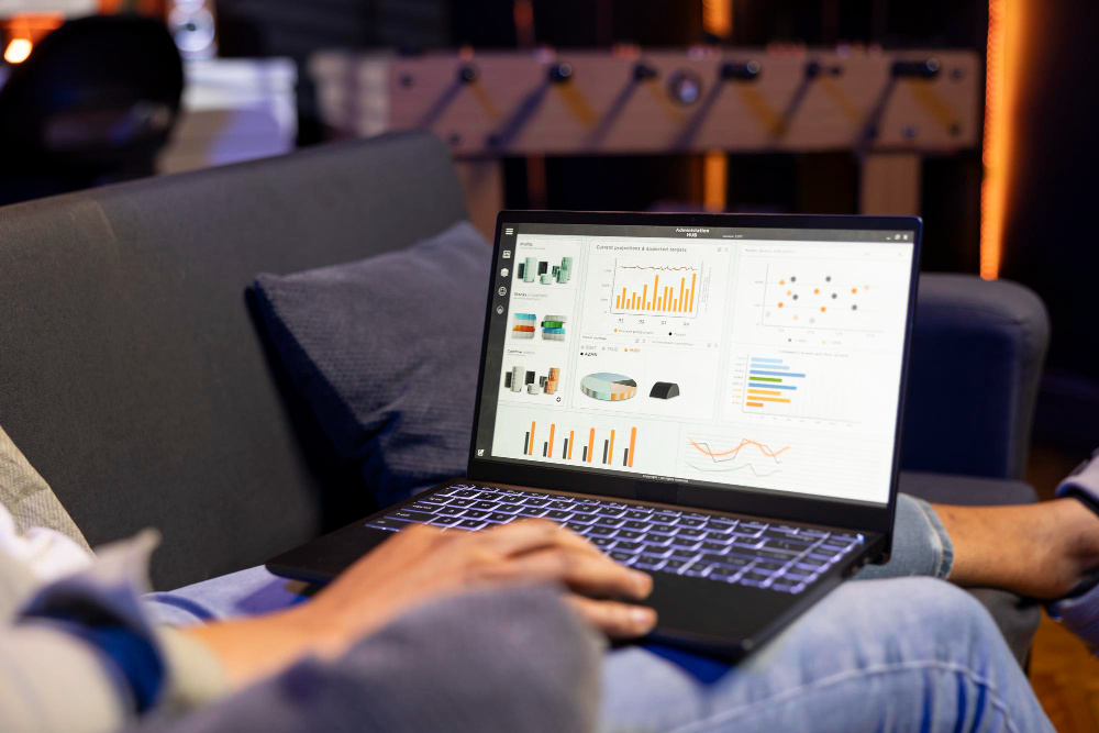 Profissional analisando gráficos de market share e indicadores de desempenho para avaliar a participação de mercado da empresa.
