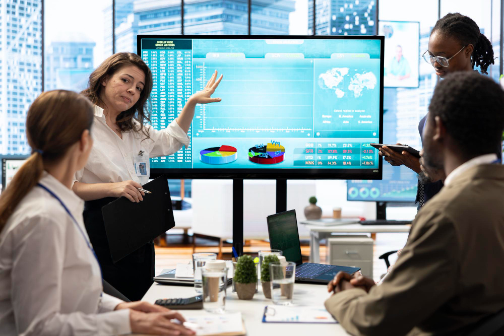 Equipe de negócios reunida em mesa de conferência analisando estratégias comerciais e indicadores de performance